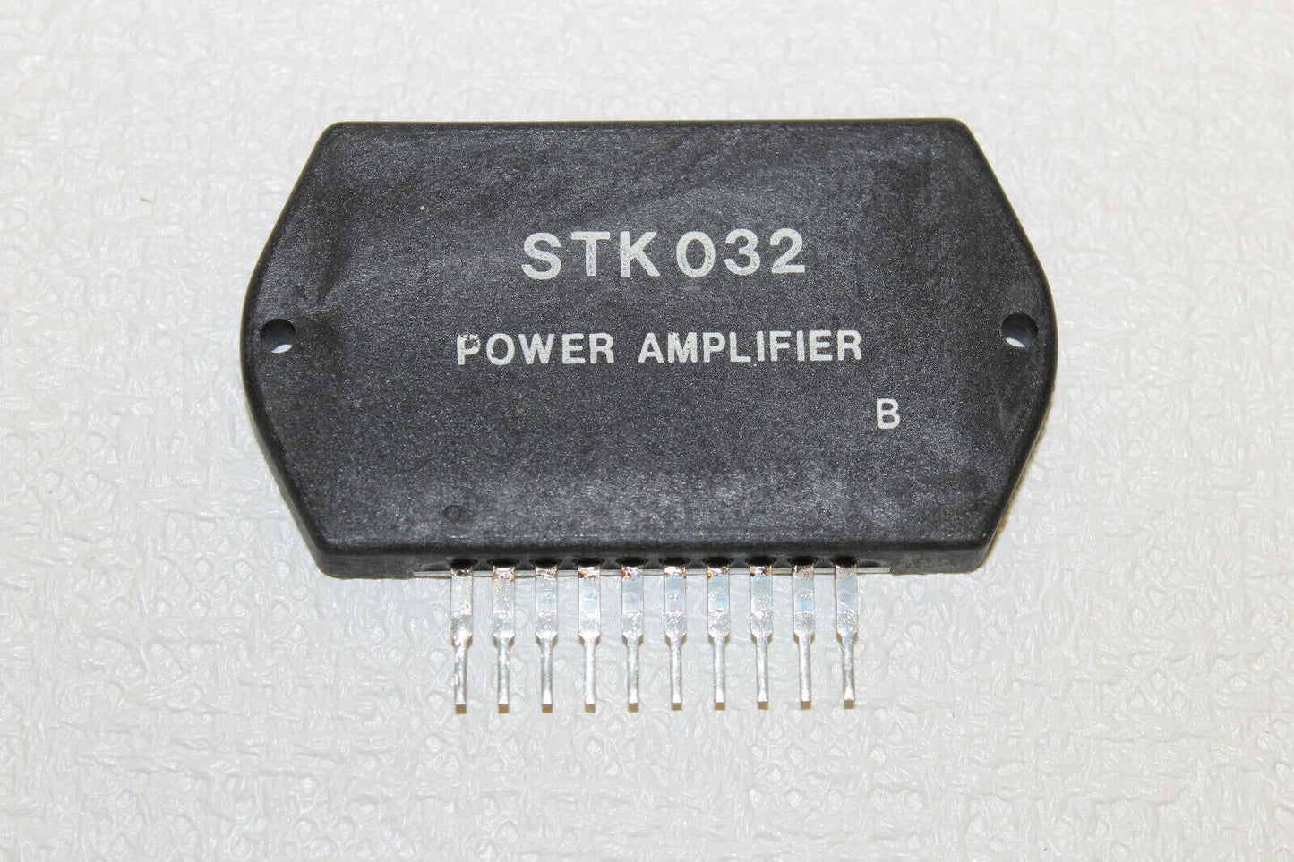 STK032 Amplificatore